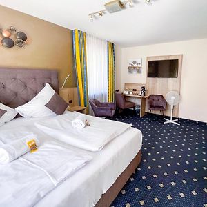 Zimmer mit Kingsize-Bett